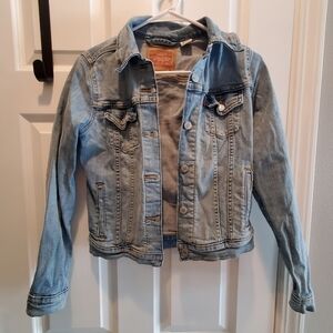 Levis jean jacket cropped. Light blue.  Y2k. Sz xs.